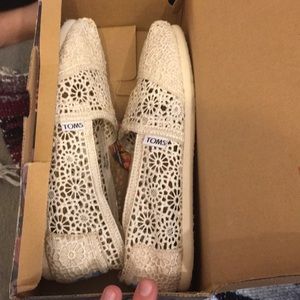 women’s toms size 8